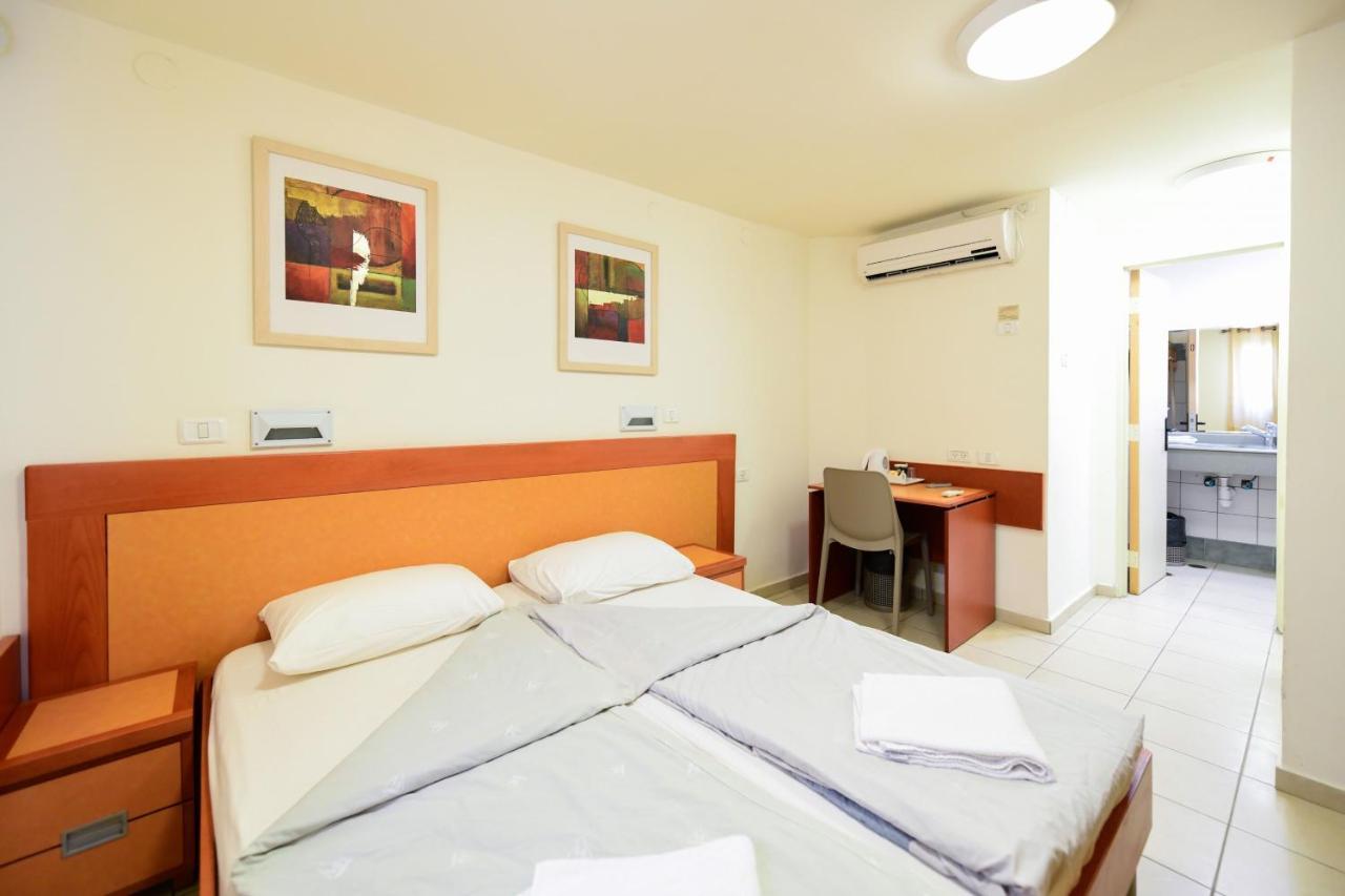 Hi - Arad Hostel Bagian luar foto