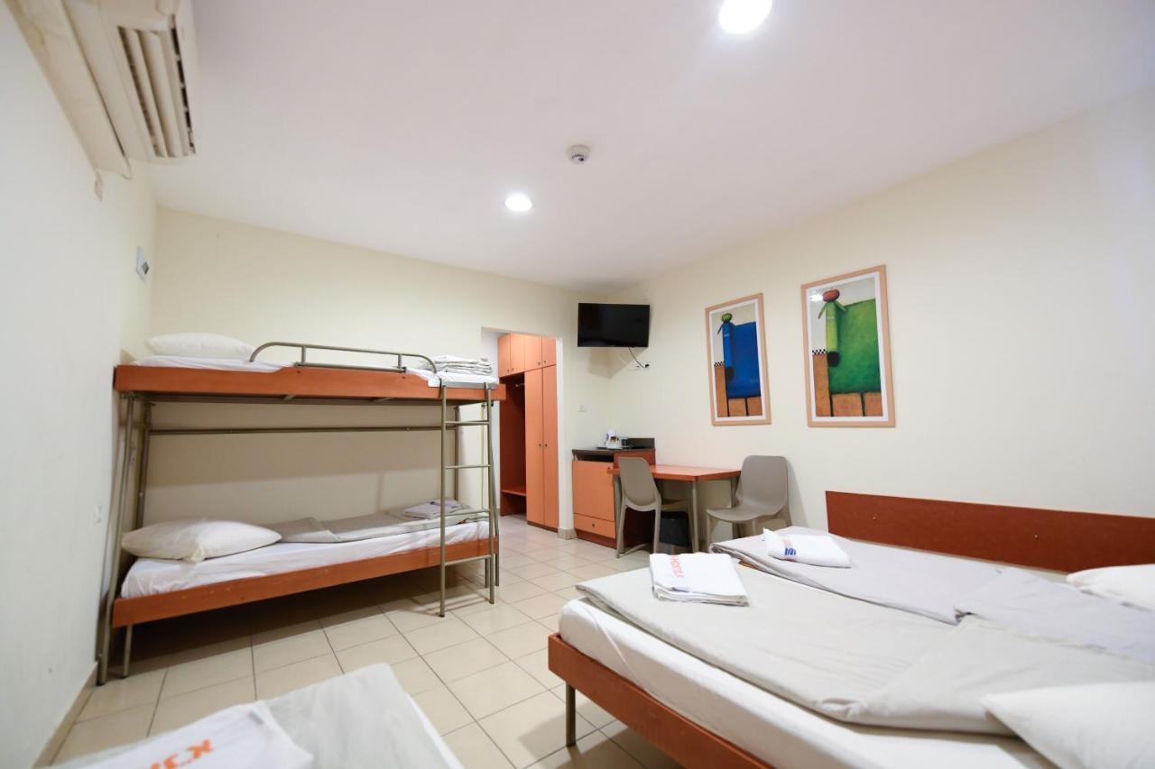 Hi - Arad Hostel Bagian luar foto